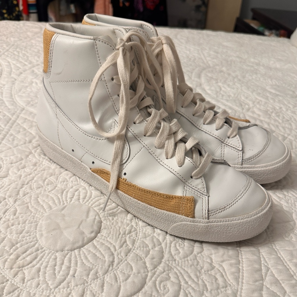 WOMENS NIKE BLAZER MID 77’ SIZE 10.5